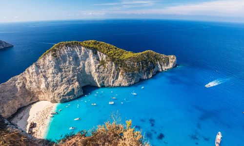 Navagio shipwreck beach în Zakynthos Greece